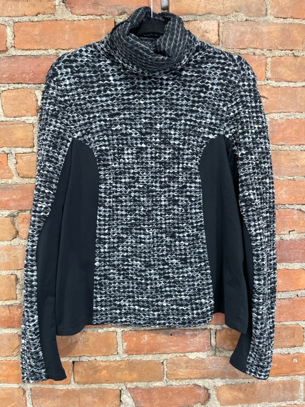 Nike Black & White Patterned Hyperwarm Top | Size 1X | Great Condition!